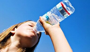 شرب نظام غذائي لمدة شهر لانقاص الوزن.